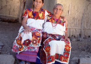 Bajelia Bautista y Magdalena Flores, Bordado